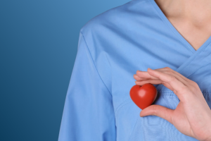 Donna con cuore finto Prevenzione Cardiovascolare